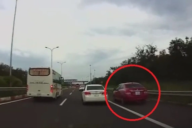 "Khôn lỏi" chạy xe vào làn dừng khẩn cấp, tài xế sẽ bị phạt như thế nào?