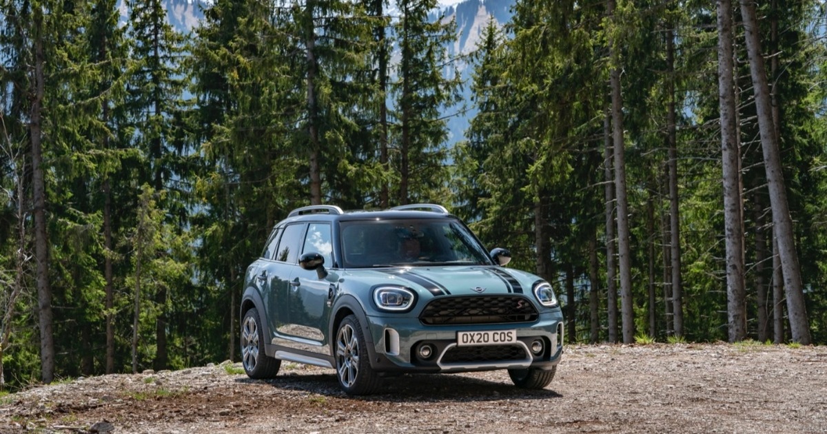 Thiết kế đèn pha hình thang trên MINI Countryman.