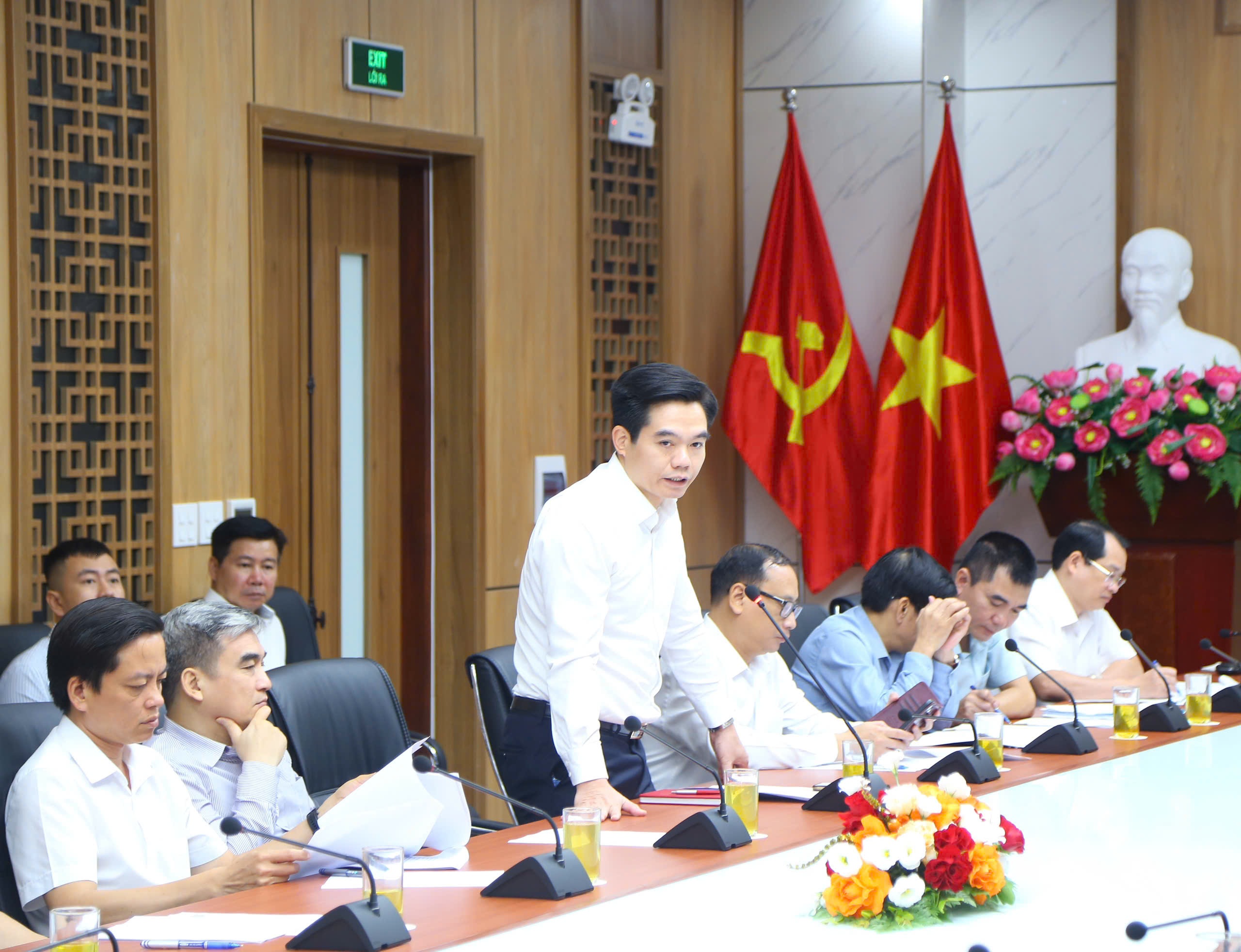 View - Khen thưởng nên dành cho cấp dưới, không phải để "lãnh đạo thi đua" | Báo Dân trí