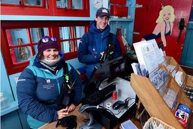 Công việc ngửi phân cả ngày, chỉ tắm 2 lần/tuần vẫn "ngập" người ứng tuyển