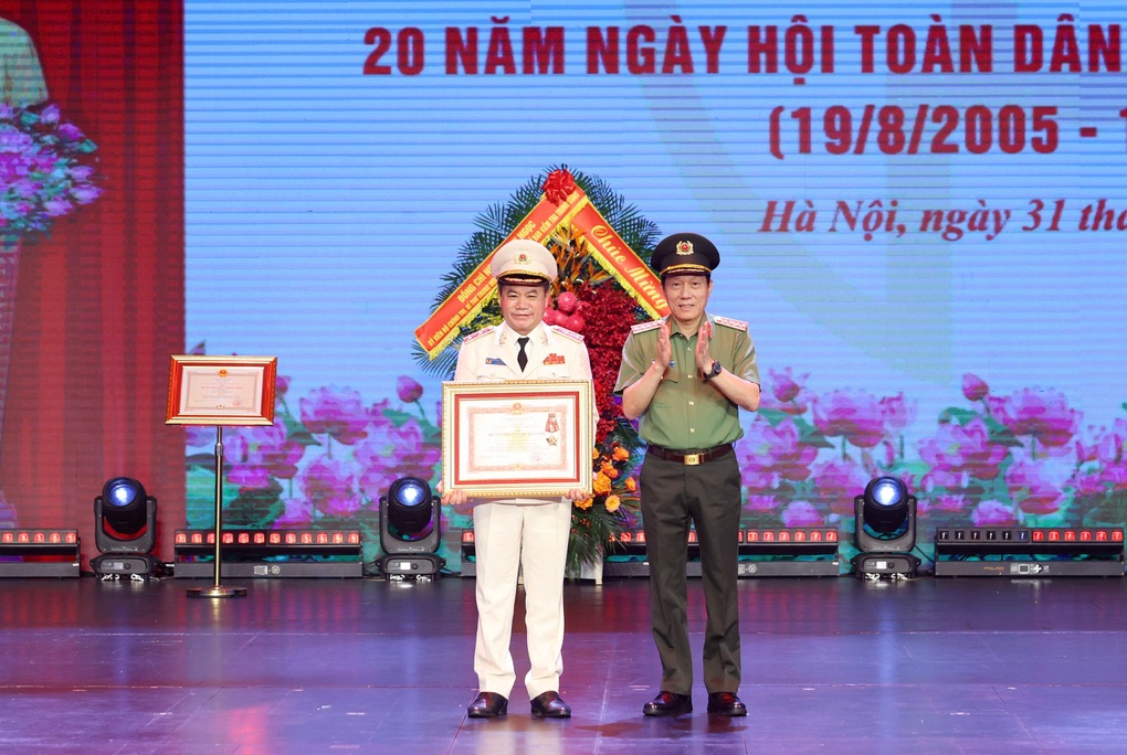 Công an TP Hà Nội nhận Huân chương Chiến công hạng Nhất - 3 Công an TP Hà Nội nhận Huân chương Chiến công hạng Nhất - 3