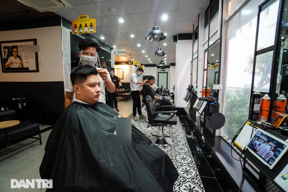 Tiệm làm tóc ngày trở lại: Chủ đếm tiền mỏi tay, khách gọi cháy máy - 1 Tiệm làm tóc ngày trở lại: Chủ đếm tiền mỏi tay, khách gọi cháy máy - 1