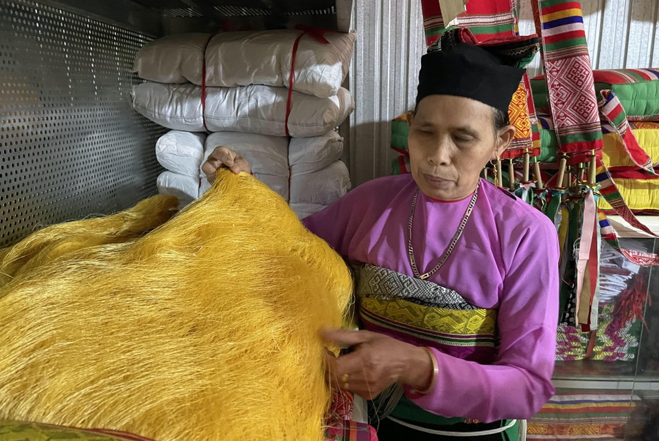 Người phụ nữ Mường với đam mê phát triển nghề dệt thổ cẩm - 1 Người phụ nữ Mường với đam mê phát triển nghề dệt thổ cẩm - 1
