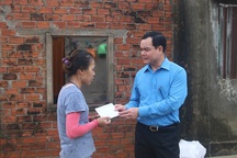 Trao 6,3 tỷ đồng tới công nhân lao động, người dân vùng lũ miền Trung