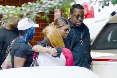 Bố và bà ngoại âm thầm đến tạm biệt Bobbi Kristina