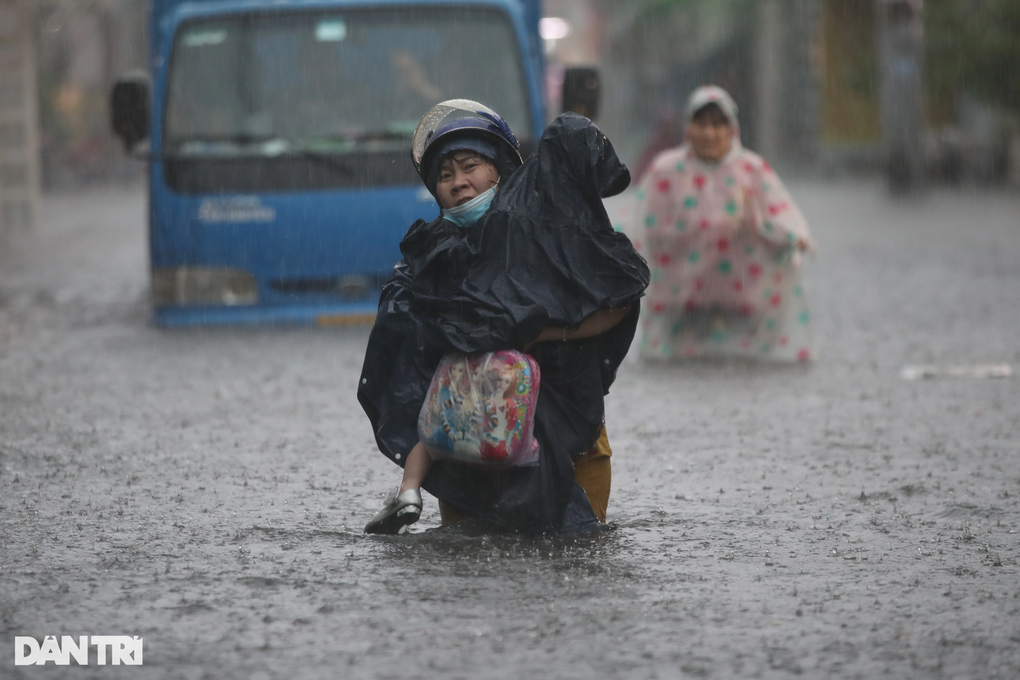 Mưa lớn ở TPHCM: Giá xe công nghệ cao ngất, cha mẹ lội nước đón con tan học - 2 Mưa lớn ở TPHCM: Giá xe công nghệ cao ngất, cha mẹ lội nước đón con tan học - 2