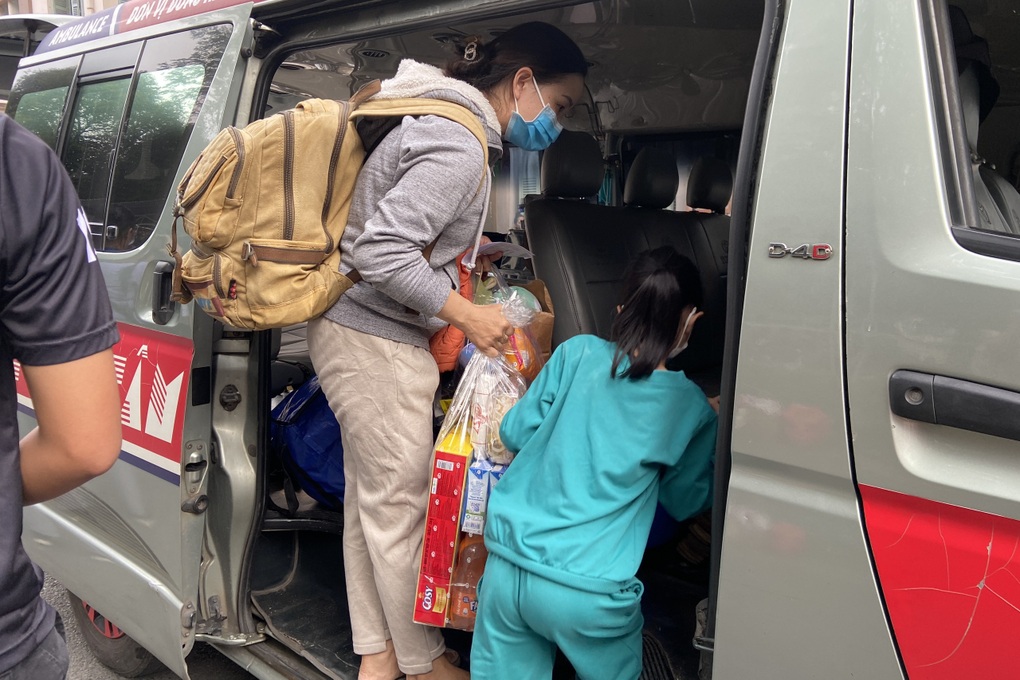 Ngày về nhà của mẹ con cháu bé ung thư máu trên chuyến xe quên nỗi đau - 1 Ngày về nhà của mẹ con cháu bé ung thư máu trên chuyến xe quên nỗi đau - 1