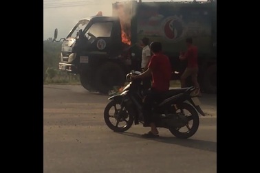 Xe chở rác bốc cháy.