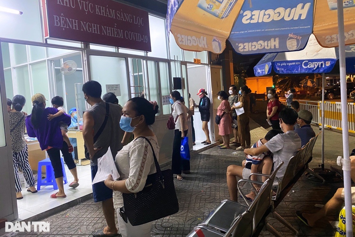 Phụ huynh xuyên đêm đưa con đi khám Covid-19, nhiều trẻ mệt mỏi ngủ gục - 2 Phụ huynh xuyên đêm đưa con đi khám Covid-19, nhiều trẻ mệt mỏi ngủ gục - 2