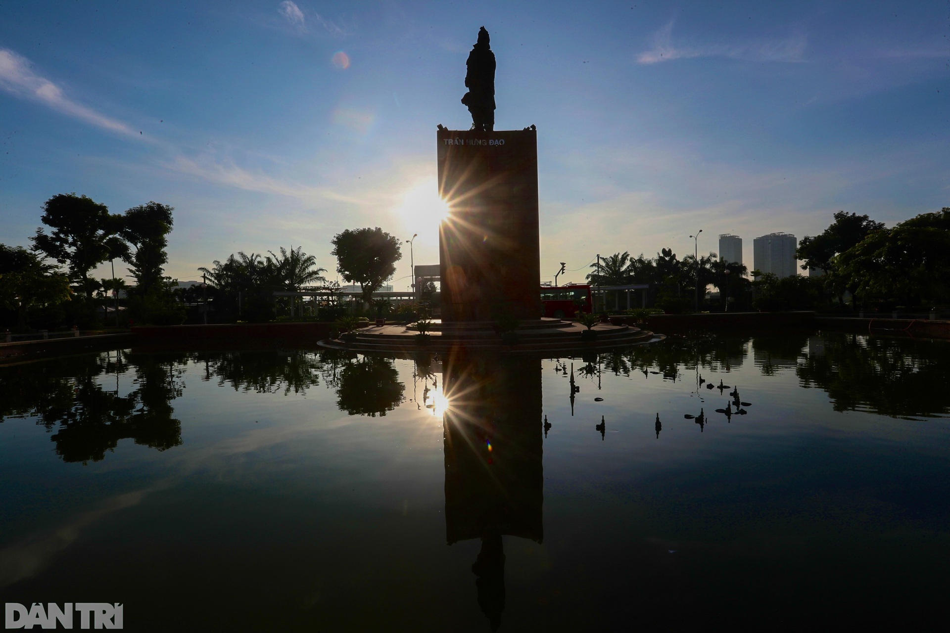 Cận cảnh khu tượng đài Trần Hưng Đạo xuống cấp sắp được thay áo mới - 13 Cận cảnh khu tượng đài Trần Hưng Đạo xuống cấp sắp được thay áo mới - 13