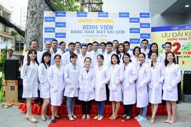 Gần 2000 khách xếp hàng khám tại Bệnh Viện Răng Hàm Mặt Sài Gòn