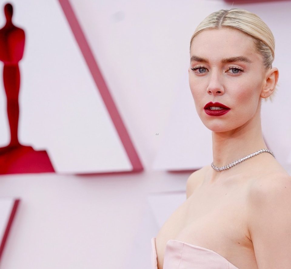 Minh tinh Hollywood mặc váy khoe ngực phẳng lì trên thảm đỏ Oscar 2021 - 2 Minh tinh Hollywood mặc váy khoe ngực phẳng lì trên thảm đỏ Oscar 2021 - 2