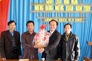 Tặng sách, đồ dùng học tập 3 trường ở huyện miền núi Nghệ An