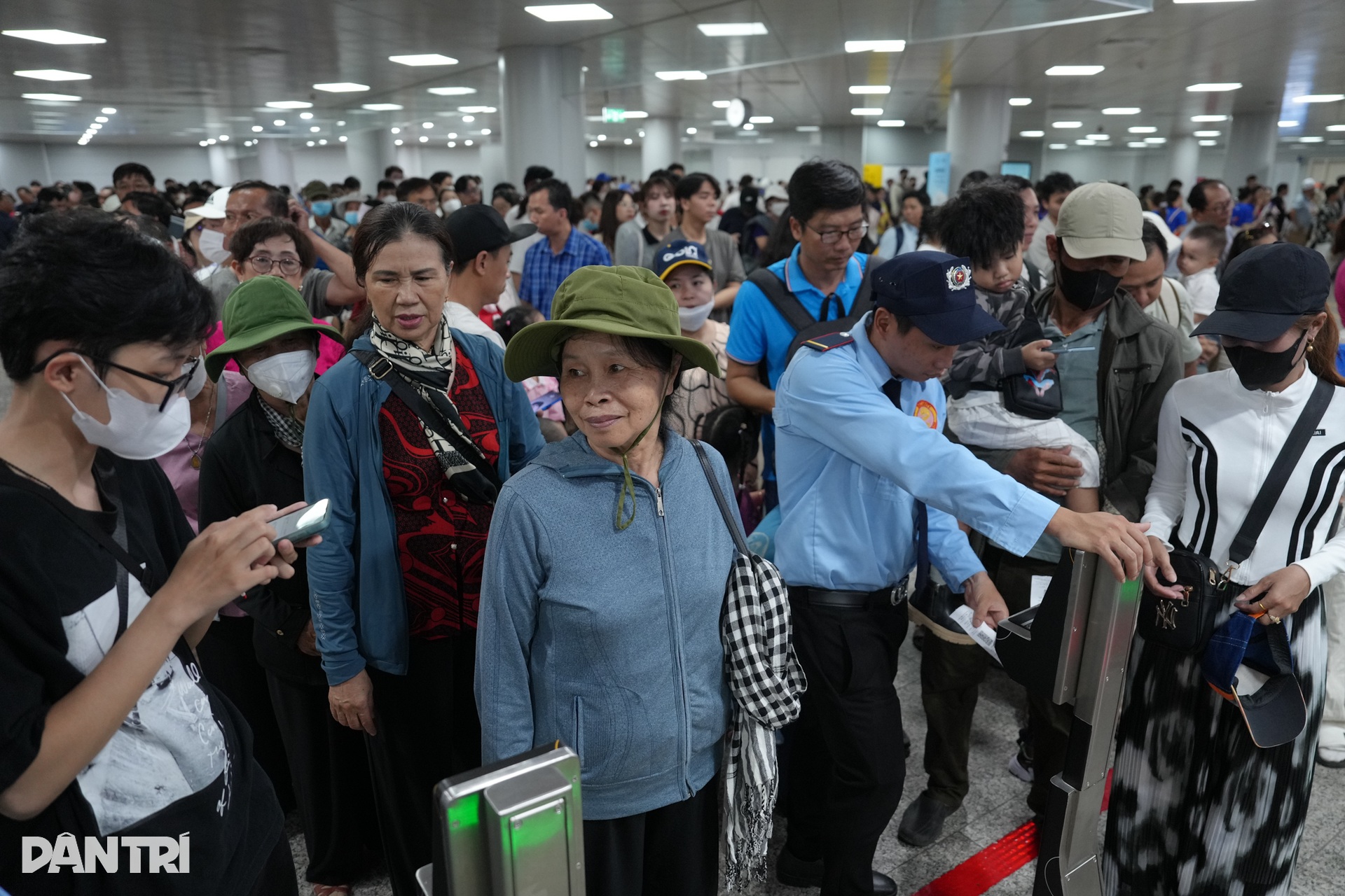 Người dân TPHCM xếp hàng dài đi Metro số 1 trong ngày khánh thành - 6 Người dân TPHCM xếp hàng dài đi Metro số 1 trong ngày khánh thành - 6