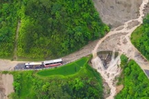 Mưa lớn gây 15 điểm sạt lở, đèo Khau Phạ ở Yên Bái ùn tắc cục bộ