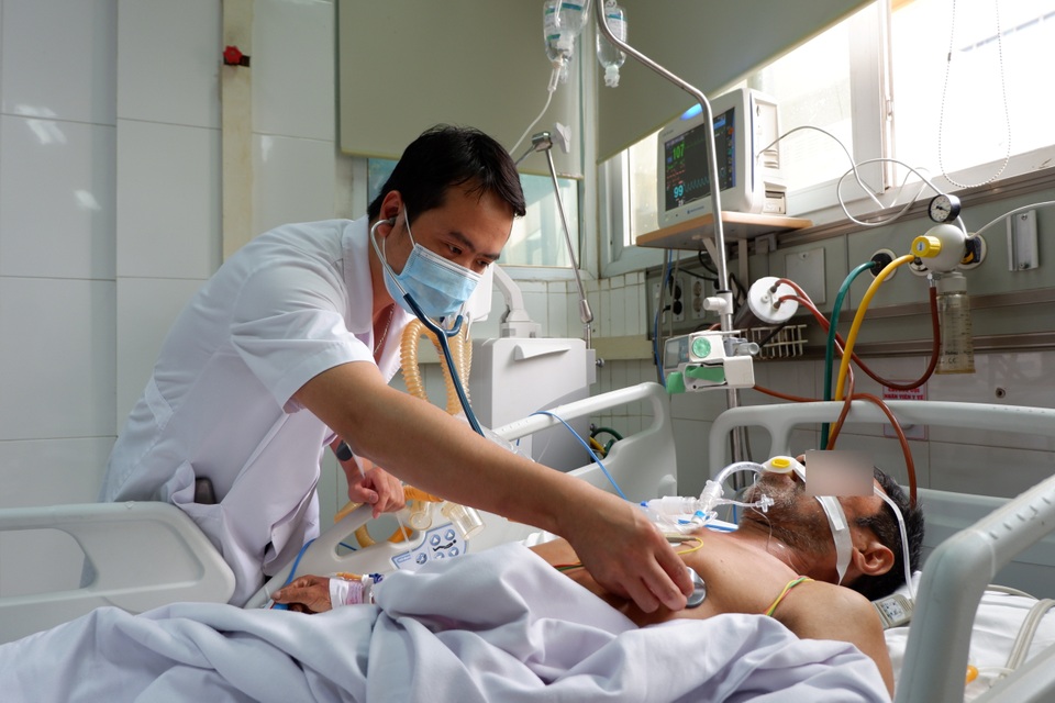 Chủ quan với vết xước nhỏ người đàn ông hoại tử chân, phải thở máy - 1 Chủ quan với vết xước nhỏ người đàn ông hoại tử chân, phải thở máy - 1