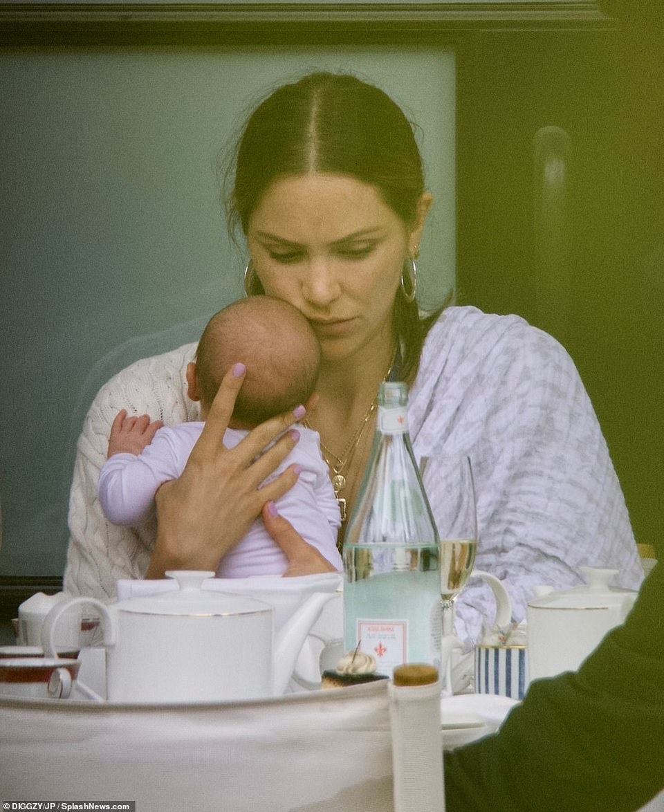 Katharine McPhee bế con mới sinh ra phố cùng chồng hơn 34 tuổi - 4 Katharine McPhee bế con mới sinh ra phố cùng chồng hơn 34 tuổi - 4