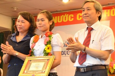 Trao thưởng 33 triệu đồng đến cô thủ khoa mồ côi nơi đại ngàn