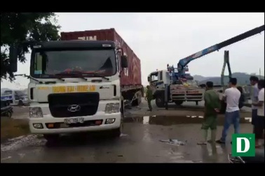 Xe khách gặp nạn, 7 hành khách bị thương.