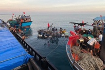 Đưa 7 ngư dân trên tàu cá gặp sự cố gần đảo Lý Sơn vào bờ an toàn