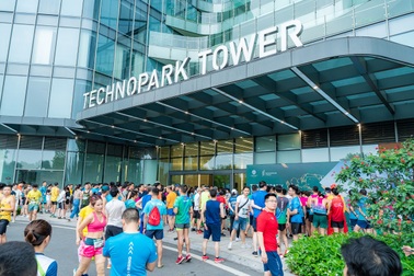 Hàng trăm người chinh phục giải chạy cầu thang bộ "TechnoPark Vertical Run 2023"