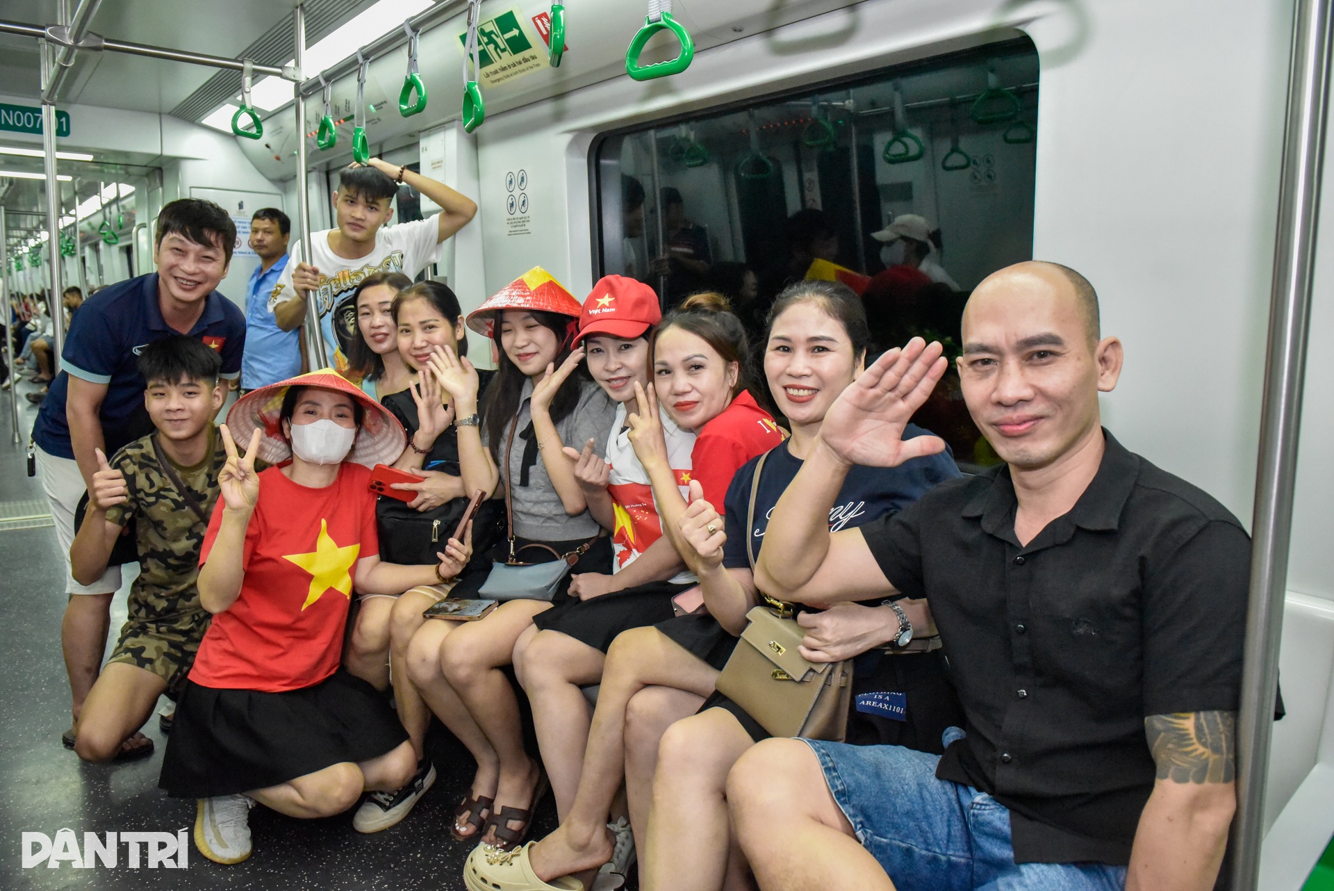 Hà Nội: Xuyên đêm nối những nhịp tàu rạo rực tình yêu đất nước - 6 Hà Nội: Xuyên đêm nối những nhịp tàu rạo rực tình yêu đất nước - 6