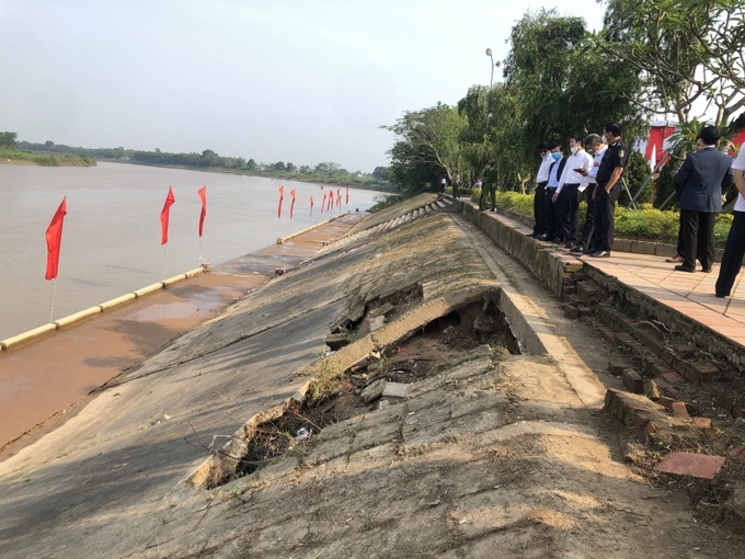 Bờ kè dọc bờ sông Thạch Hãn, phía trước Khu lưu niệm Tổng Bí thư Lê Duẩn đã bị xuống cấp