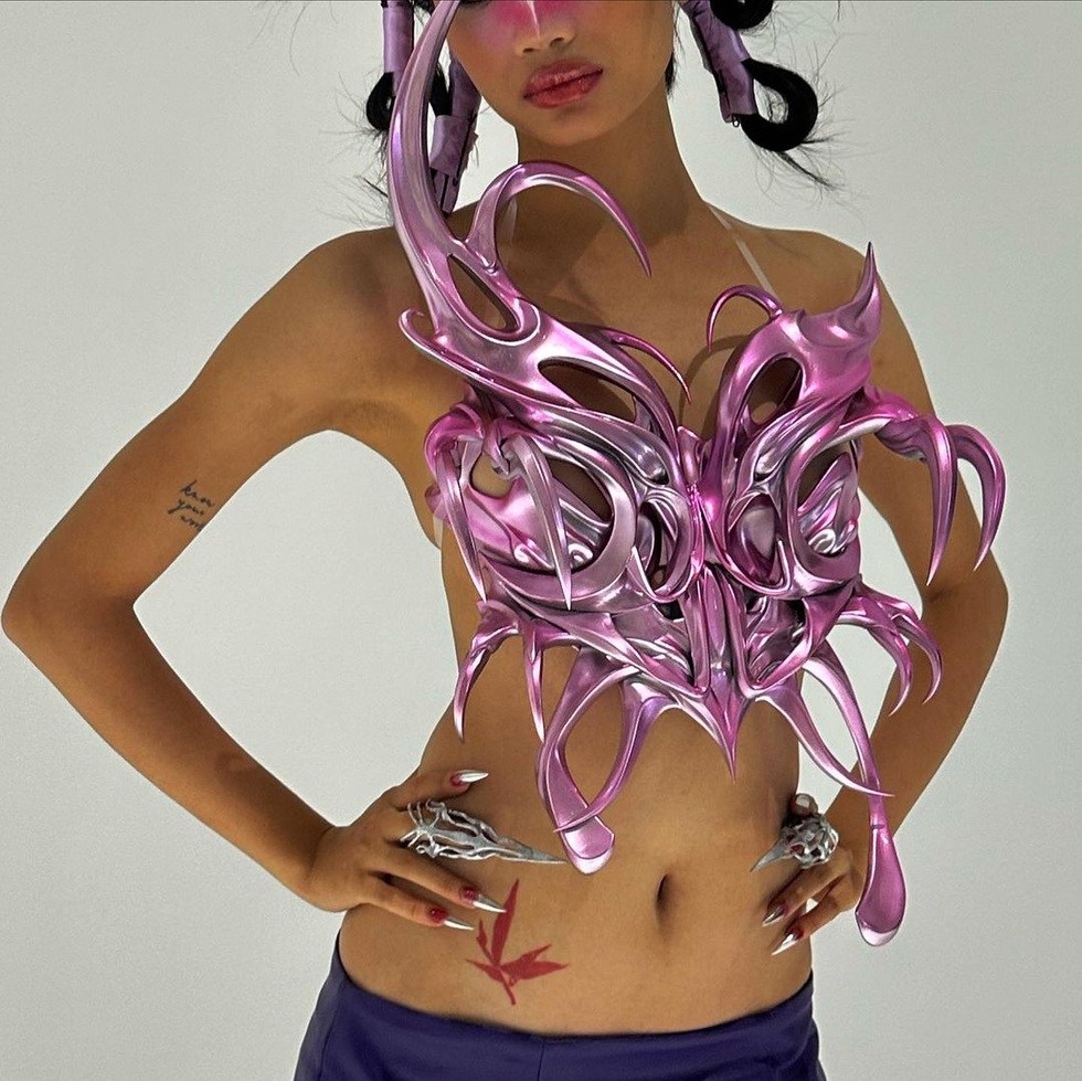 Nhà thiết kế Việt được Lisa diện trang phục: Lần cộng tác đầy bất ngờ - 3 Nhà thiết kế Việt được Lisa diện trang phục: Lần cộng tác đầy bất ngờ - 3