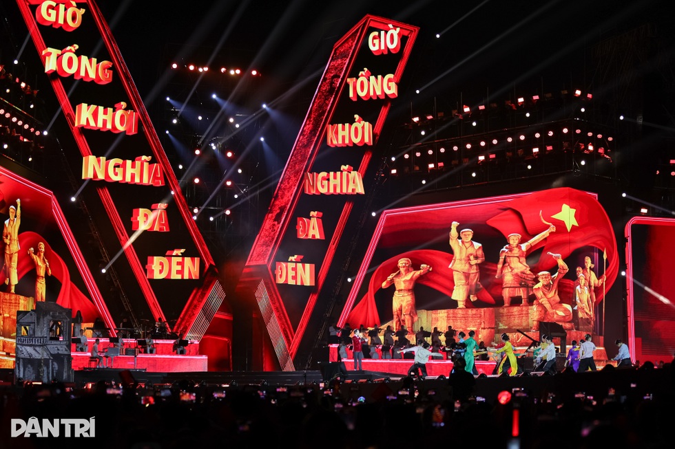 Hơn 50.000 khán giả hoà nhịp đập yêu nước cùng concert Tổ quốc trong tim - 8 Hơn 50.000 khán giả hoà nhịp đập yêu nước cùng concert Tổ quốc trong tim - 8