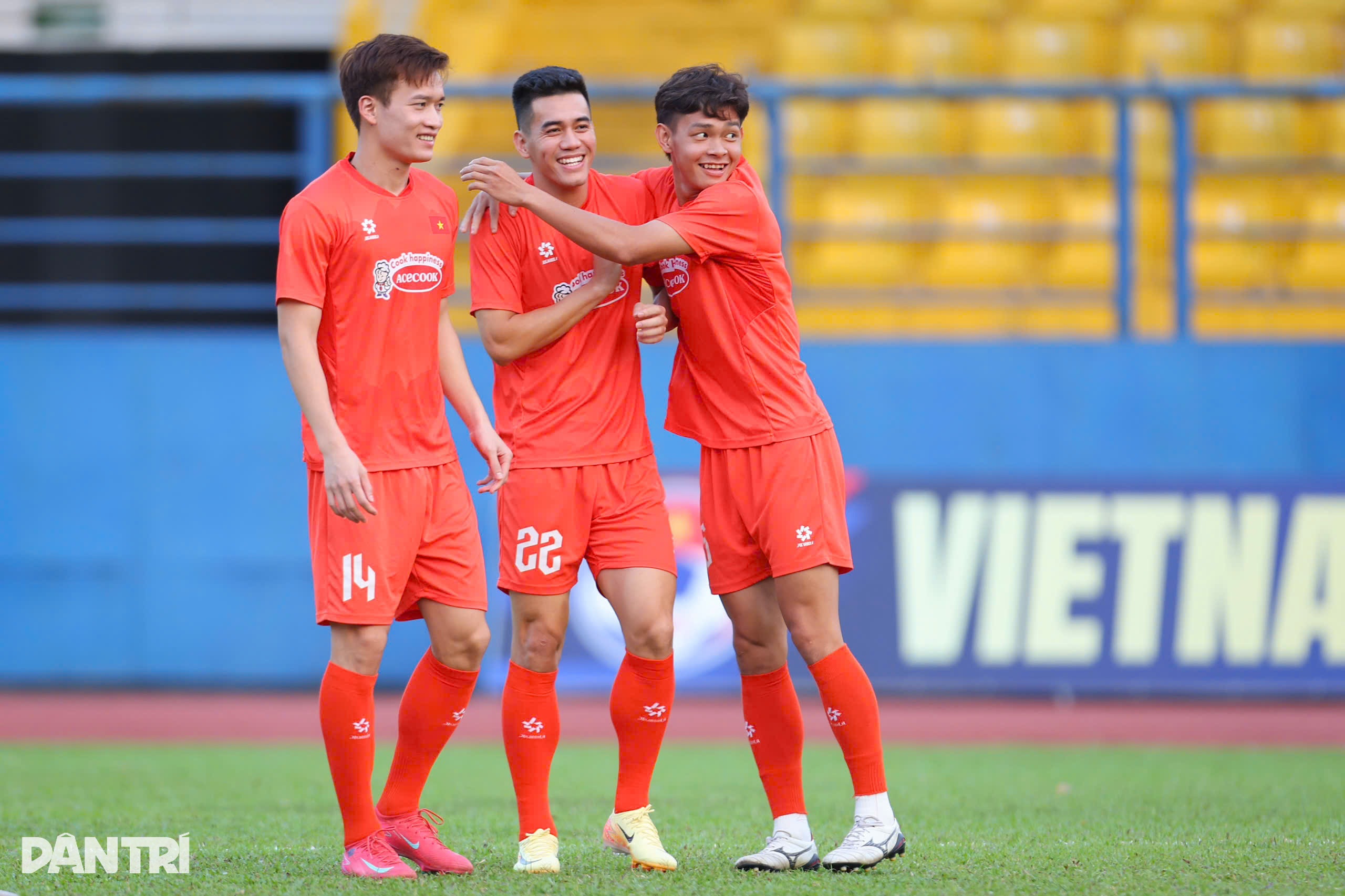 View - Mặt cỏ sân Gò Đậu xanh mướt, tuyển Việt Nam sẵn sàng gặp Campuchia và Lào | Báo Dân trí