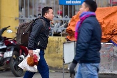 Người dân mang gà, vịt trở lại thủ đô sau kỳ nghỉ Tết Nguyên đán