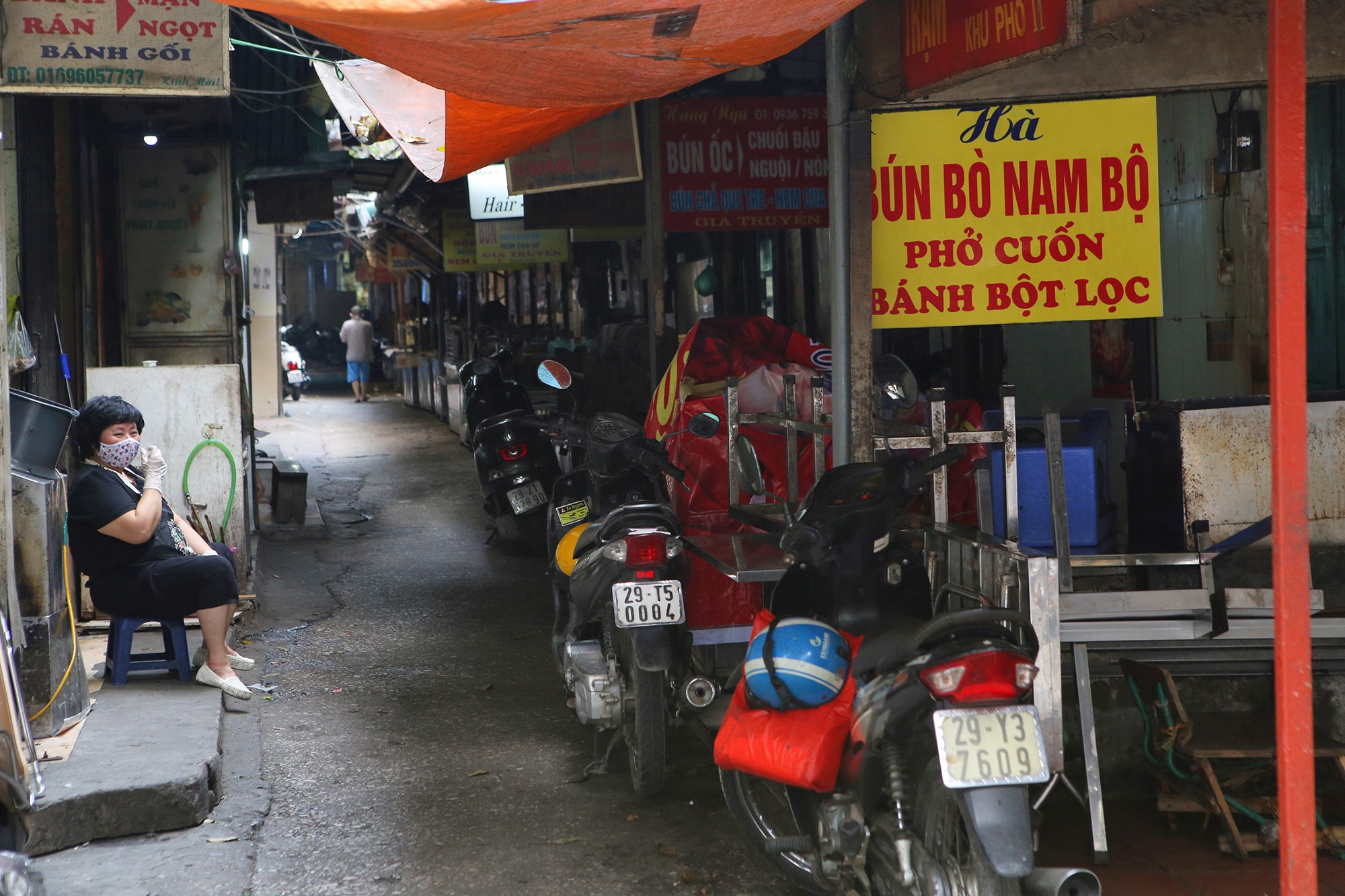 Phố vắng như Tết trong ngày đầu tạm dừng kinh doanh để phòng dịch Covid-19 - 6 Phố vắng như Tết trong ngày đầu tạm dừng kinh doanh để phòng dịch Covid-19 - 6