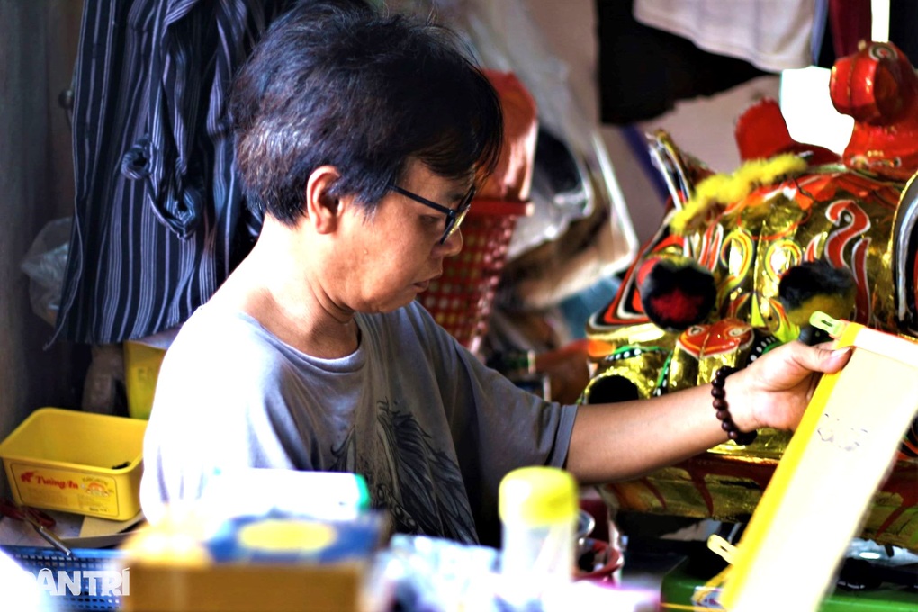 Người đàn ông hơn 30 năm làm đồ chơi Tết Trung thu - 1