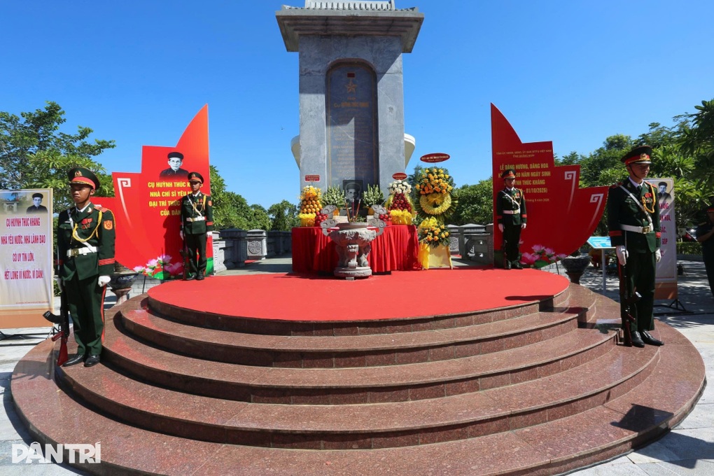 Dâng hương mộ cụ Huỳnh Thúc Kháng trên núi Thiên Ấn - 2