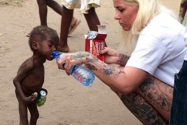 Xúc động hình ảnh em bé Nigeria bị bỏ rơi được cho nước uống
