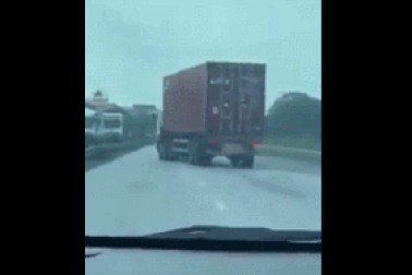 Kinh hãi xe container lạng lách trên quốc lộ để trốn cảnh sát giao thông