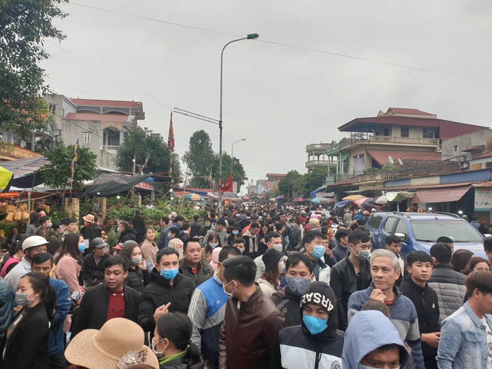 Chợ Viềng “ken đặc” người trước giờ khai hội - 4 Chợ Viềng “ken đặc” người trước giờ khai hội - 4