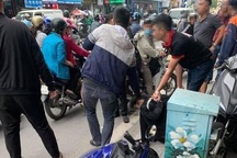 Hà Nội: Nam thanh niên mang dùi cui điện đi cướp tiệm vàng trên phố