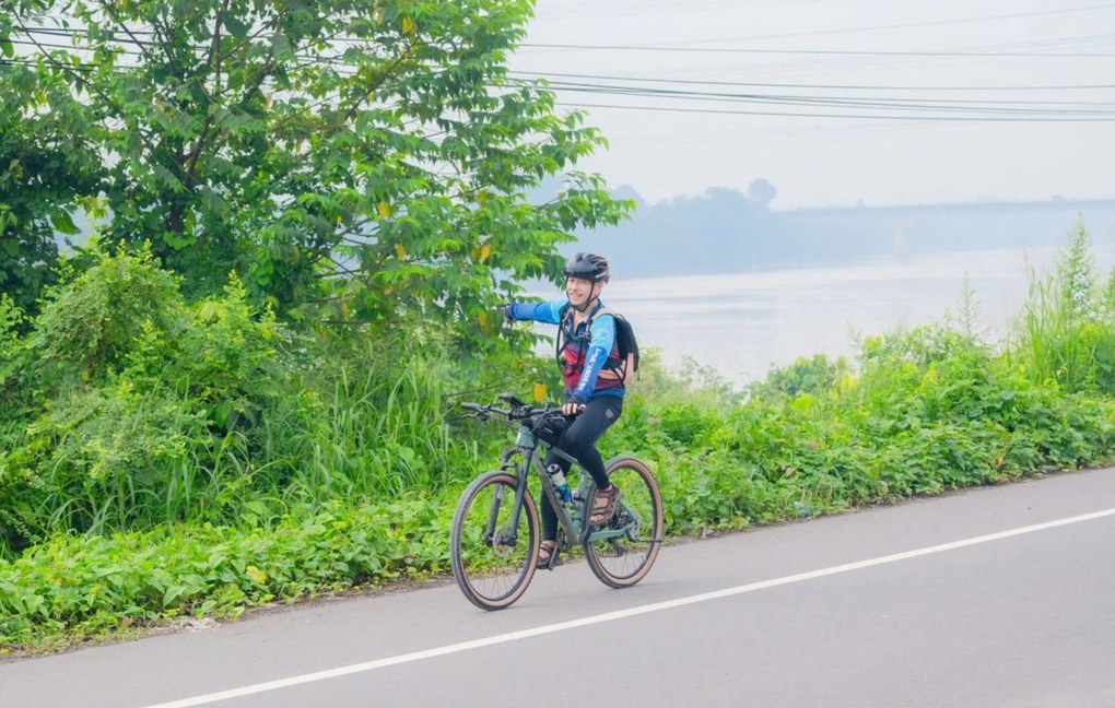 Giáo sư quần đùi” đạp xe 400km trong 24 giờ, chở theo lời kêu gọi đặc biệt - 1