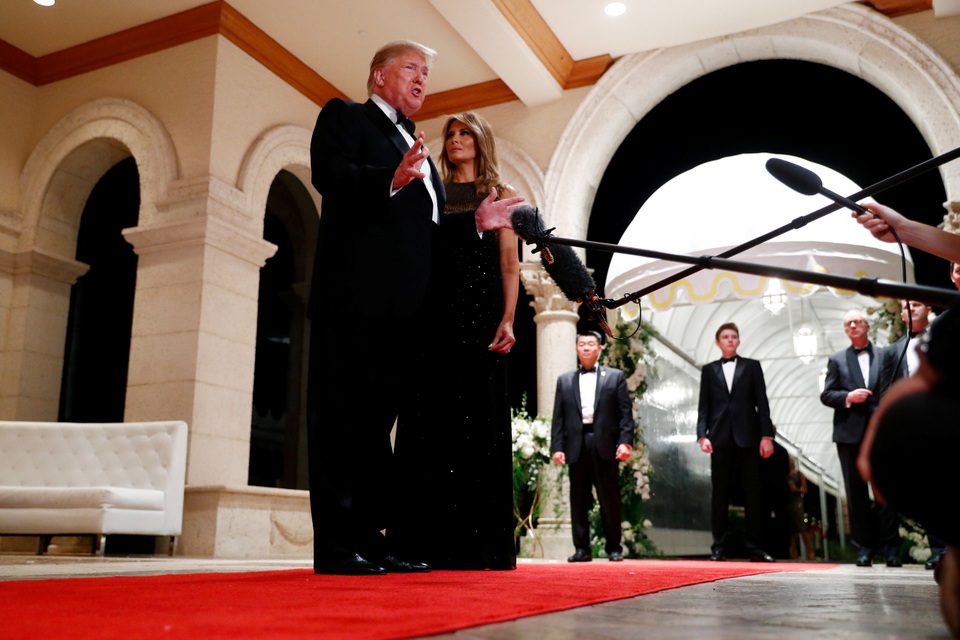 Dự tiệc năm mới, cậu út nhà Trump nổi bật với chiều cao 1,9 mét - 1 Dự tiệc năm mới, cậu út nhà Trump nổi bật với chiều cao 1,9 mét - 1