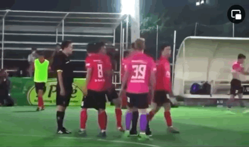 Trách nhiệm của giám đốc hành hung trọng tài trên sân bóng - 1