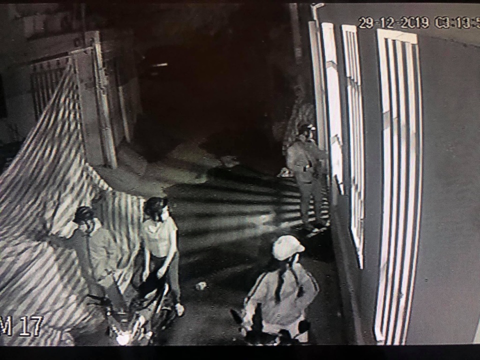 Camera an ninh ghi hình ảnh nhóm nam nữ táo tợn cắt khóa tiệm vàng, trộm mô tô BMW - 1 Camera an ninh ghi hình ảnh nhóm nam nữ táo tợn cắt khóa tiệm vàng, trộm mô tô BMW - 1