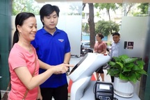 Lãnh đạo phường dùng robot AI phục vụ dân, giảm áp lực cho công chức