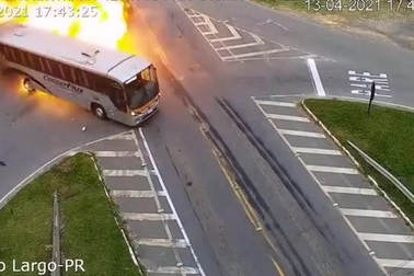 Video xe buýt Brazil nổ như cầu lửa sau cú đâm liên hoàn với xe tải và taxi