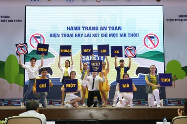 Sử dụng điện thoại khi lái xe tăng nguy cơ TNGT gấp 4 lần