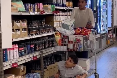 Hai anh em Ghanim và Ahmed Al Muftah cùng đi siêu thị