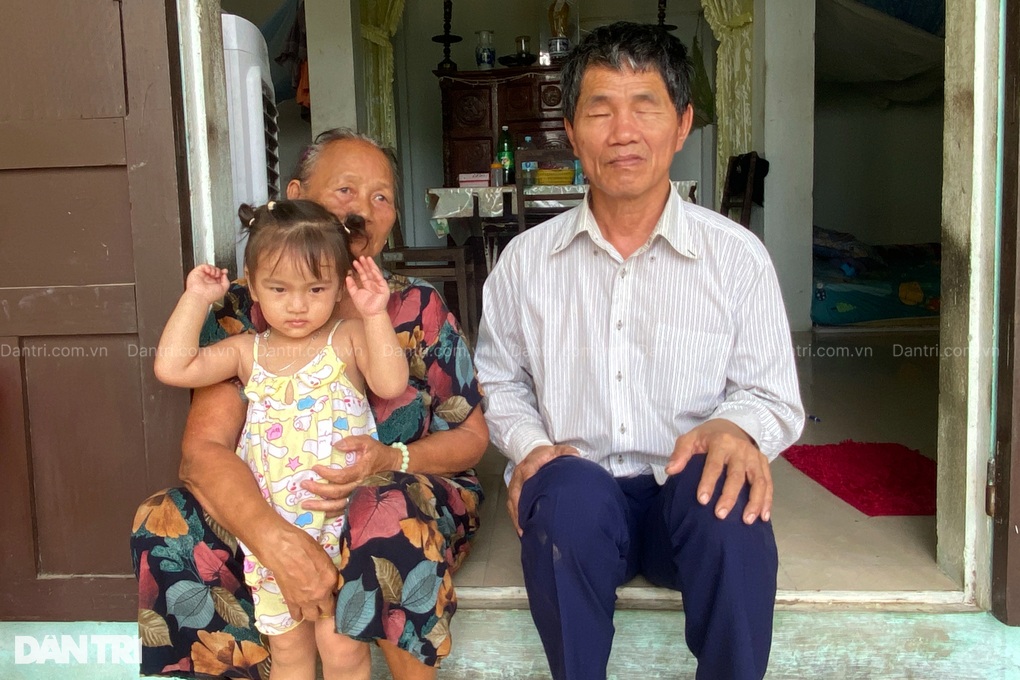 Chồng mù, vợ suy tim ở trong lô cốt cũ gần nửa đời người - 3 Chồng mù, vợ suy tim ở trong lô cốt cũ gần nửa đời người - 3