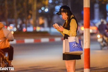 Tài xế bị phạt nồng độ cồn, nữ hành khách "bơ vơ"