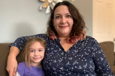 Bé gái ở Anh bị bỏ lại một mình trên xe bus vì ngủ quên