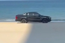 Xác minh xe bán tải “đi lạc” xuống bãi biển Đà Nẵng